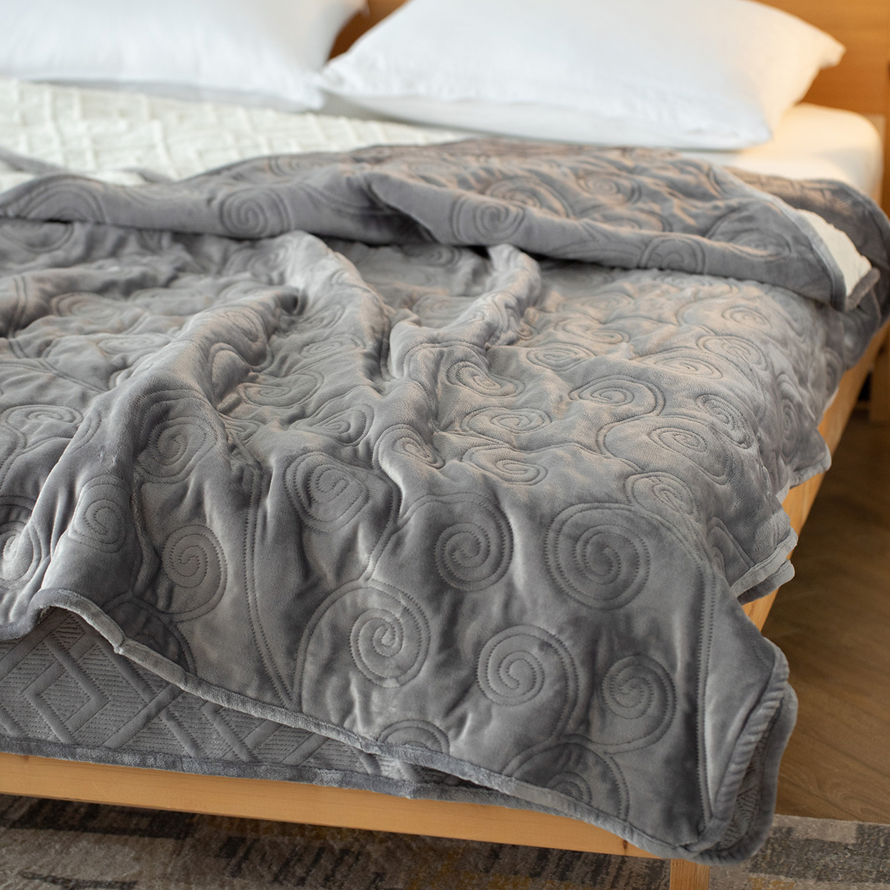 Delight Home ultrasonic embossed velvet quilt