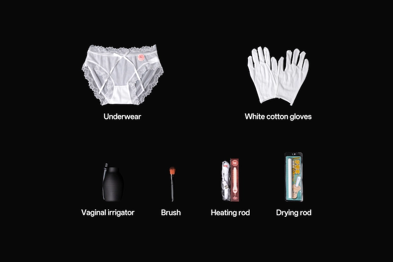 PA-Peppy: This accessory layout showcases the six complimentary items neatly arranged on a black background, including lace-trimmed white underwear, white cotton gloves, a black irrigator, a makeup brush, a packaged heating rod, and a drying rod.