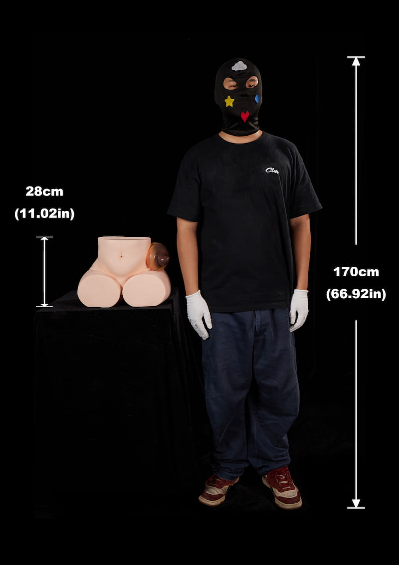 PA-Peppy: This size comparison image captures the product's physical scale, standing at 28cm (11.02in) in height, positioned next to a 170cm (66.92in) tall adult male for a direct size reference.