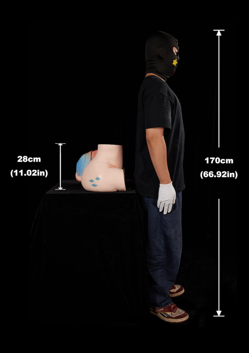 PA-Ray: This side-profile proportion shot displays the product laid flat on its side next to a model, with height markers of 28cm and a human height of 170cm, clearly indicating the hip thickness and emblem placement of the product relative to human scale.