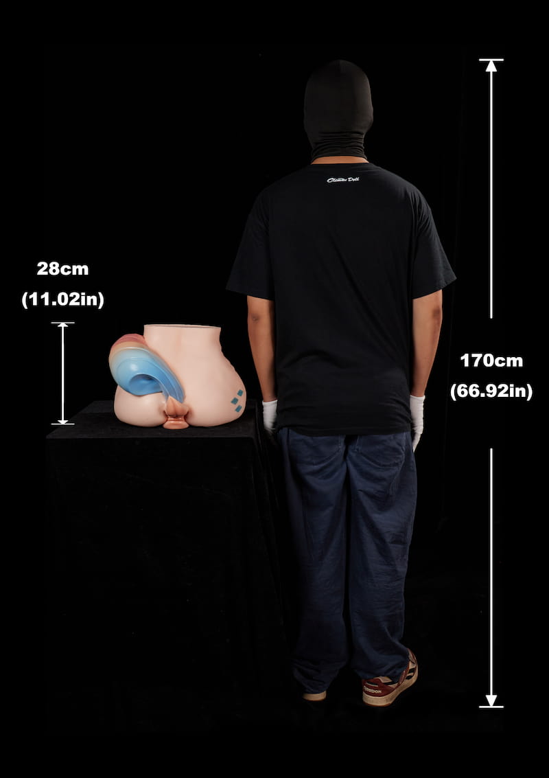 PA-Ray: This rear-view size comparison pits the flat-laid product against the back of a model, with dimensions indicating the product at 28cm and the human height at 170cm, to intuitively show the actual volumetric specifications of the product's hips, private area, and tail relative to human scale.