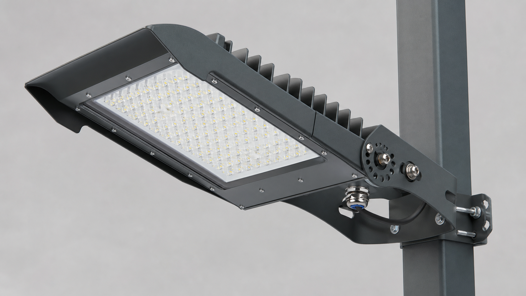 Anti-glare LED court lights for padel and tennis courts in a Middle East sports facility