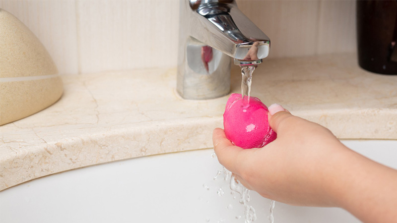 Wet the beauty sponge to be cleaned thoroughly.