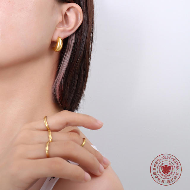 Gold C- shaped earrings