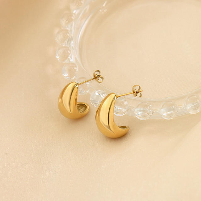 Gold C- shaped earrings