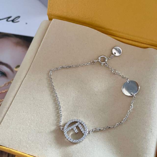 Letter F circle chain bracelet