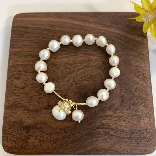 Lucky Cat charm natural pearl bracelet