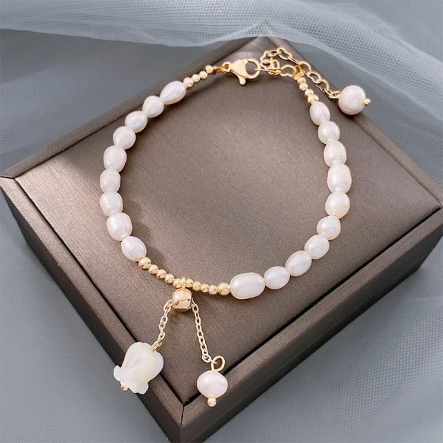 White rose charm natural pearl bracelet