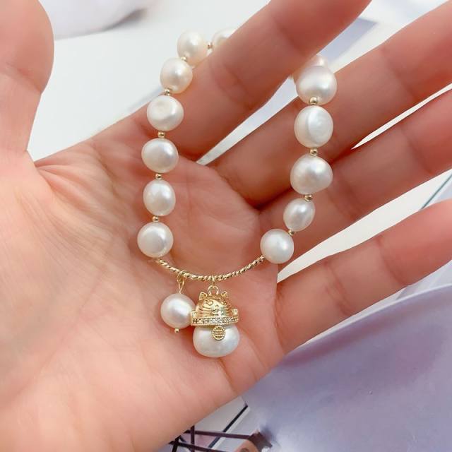 Lucky Cat charm natural pearl bracelet