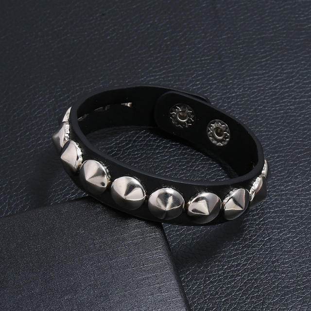 One row rivet leather bracelet