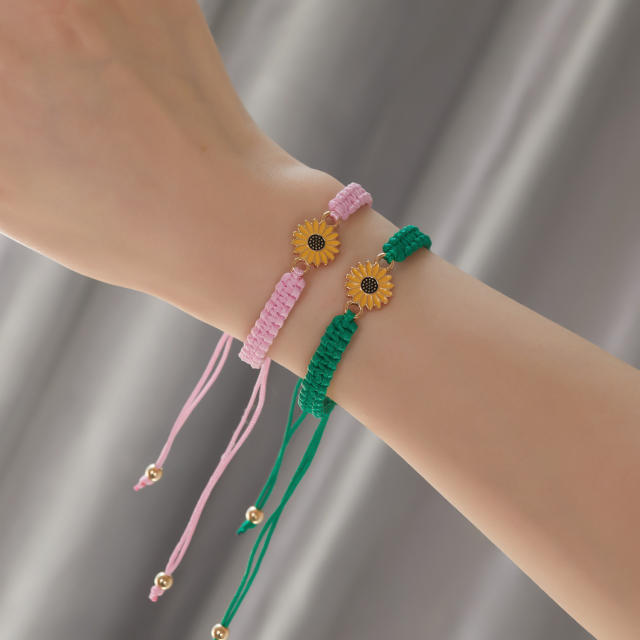 Creative enamel daisy macrame bracelet