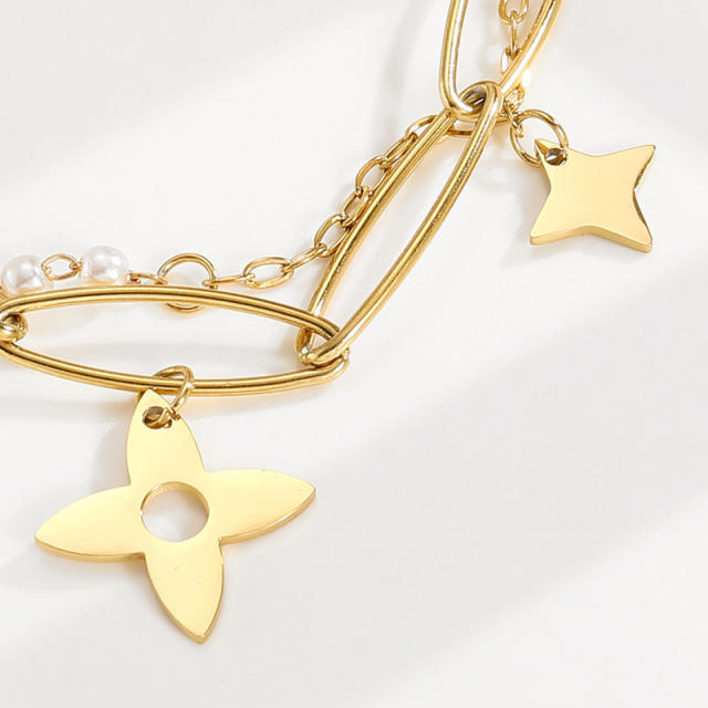 Stainless steel clover charm in pearl bracelet