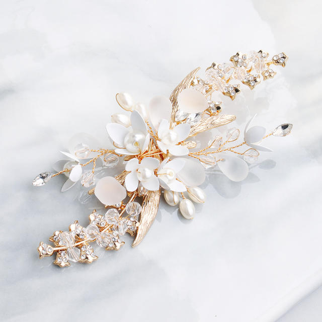 White flower crystal beaded alligator clip