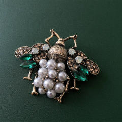 Imitation pearls vintage bee brooch