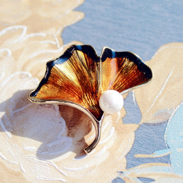 Dripping shell pearl brooch