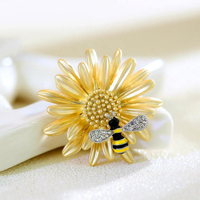 Daisy and bee cute brooch