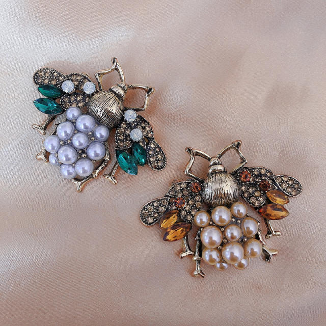 Imitation pearls vintage bee brooch