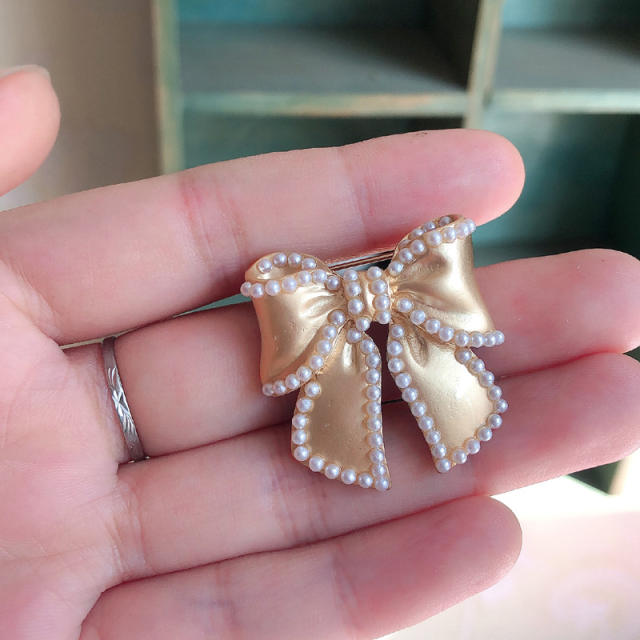 Flower pearl simple brooch