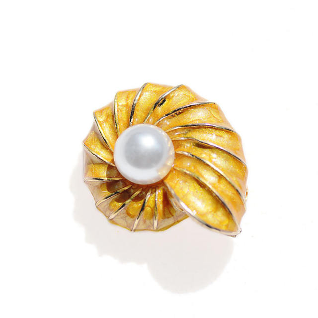 Couch pearl vintage brooch