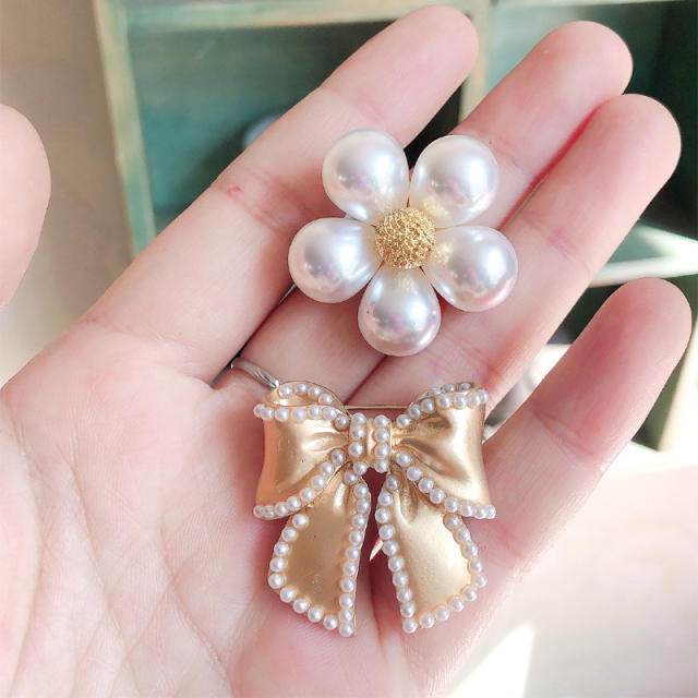 Flower pearl simple brooch