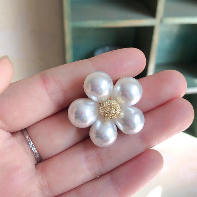 Flower pearl simple brooch