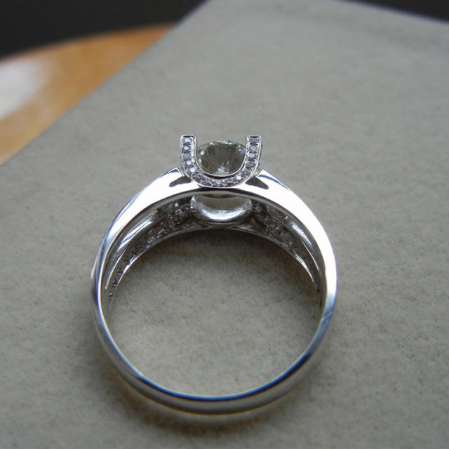 Round cubic zircon wedding rings