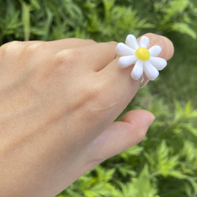 Lovely cloud daisy resin finger ring