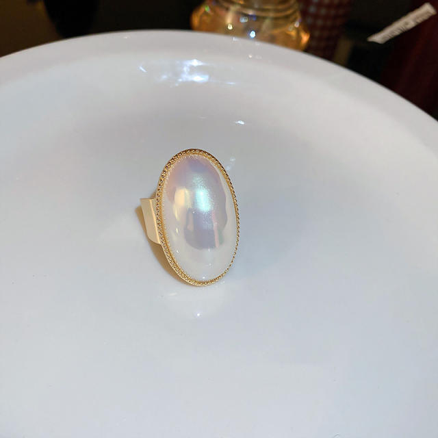 Oval pearl finger ring