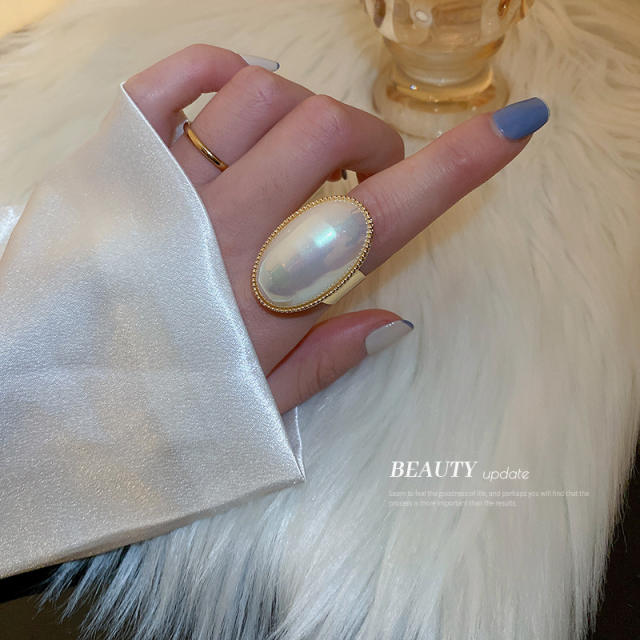 Oval pearl finger ring
