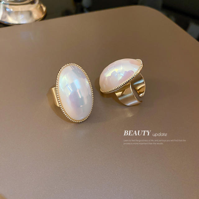 Oval pearl finger ring