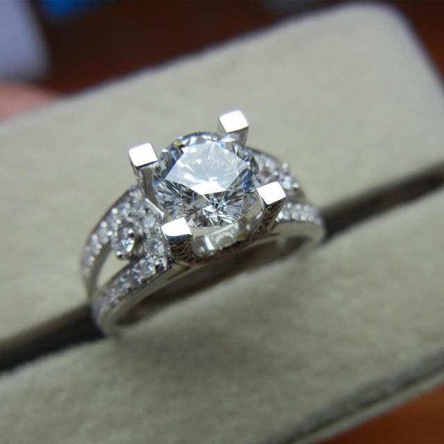 Round cubic zircon wedding rings