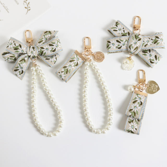 Vintage bow pearl keychain