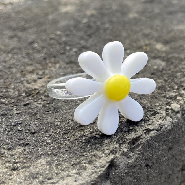 Lovely cloud daisy resin finger ring
