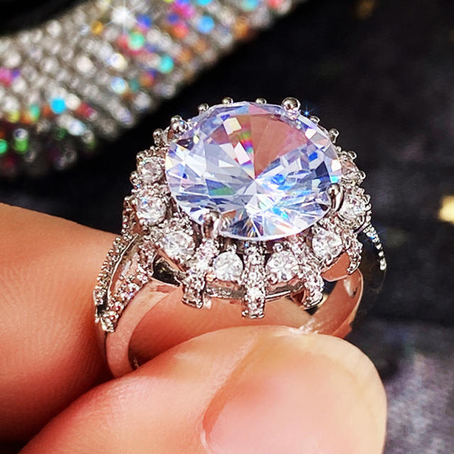 Round cut diamond wedding rings