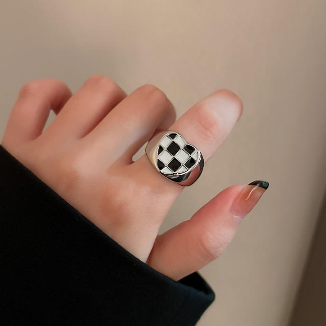 Checkered heart square open finger ring