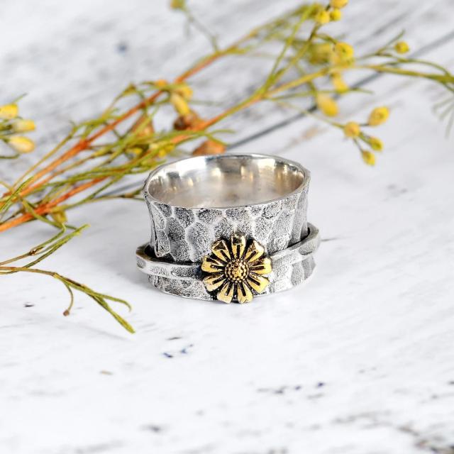 Vintage daisy engraved fidget rings
