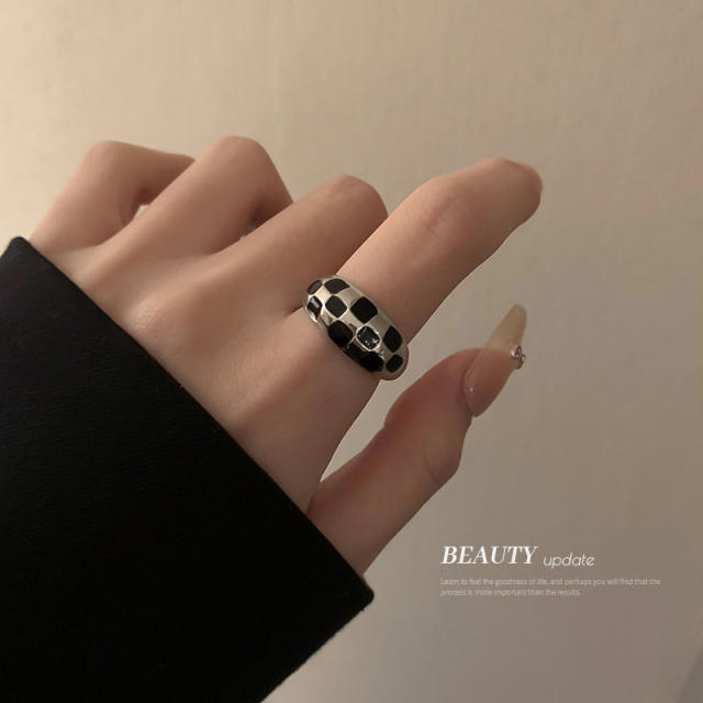 Checkered heart vintage open finger ring