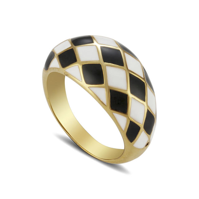 Checkered finger ring