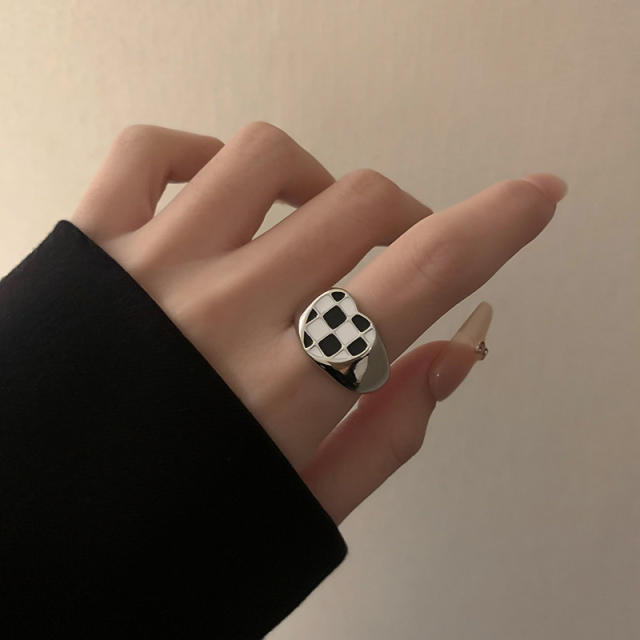 Checkered heart vintage open finger ring