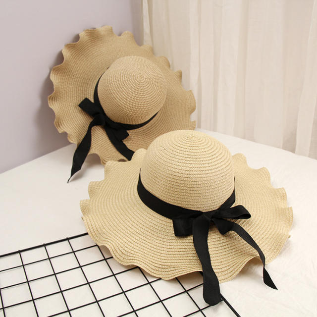 Wave shaped brim straw beach hat