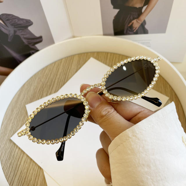 Unique rhinestone rim sunglasses