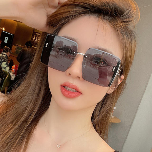 Square shaped rimless sunglasses