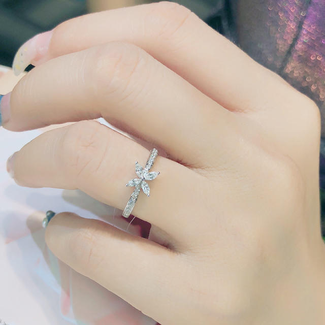 New half-edge diamond four-leaf clover ring