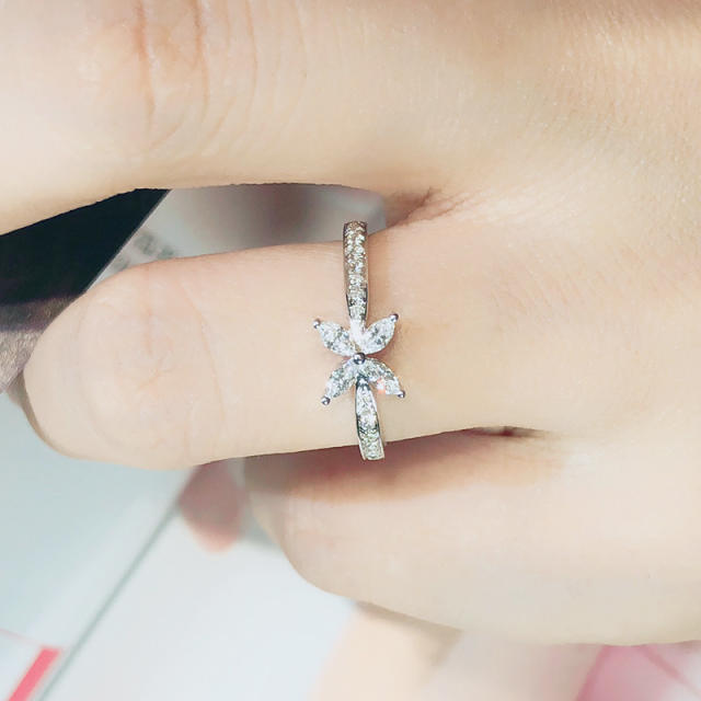 New half-edge diamond four-leaf clover ring