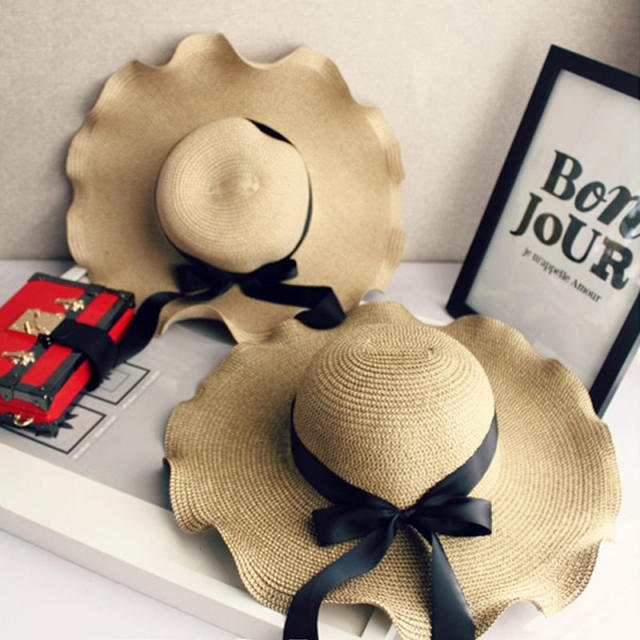 Wave shaped brim straw beach hat