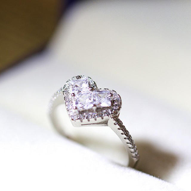 Heart shaped cubiz zircon wedding rings
