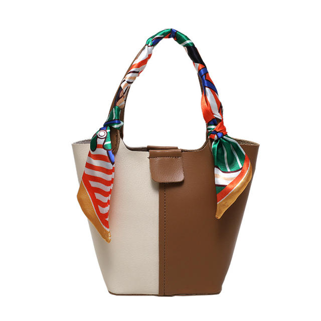 Contrasting colors bucket bags