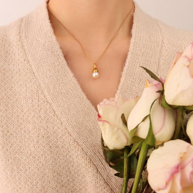 Drop shape pearl pendant necklace