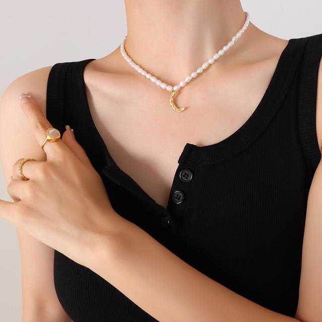 18KG moon pendant baroque pearl choker