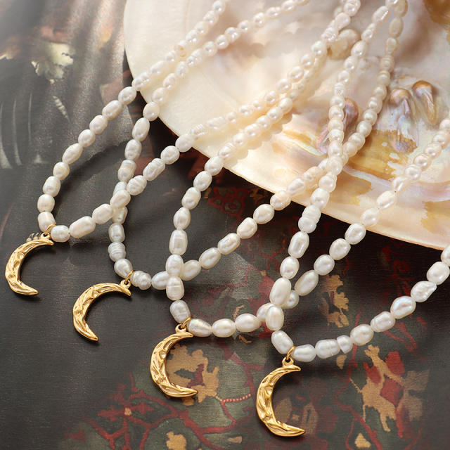 18KG moon pendant baroque pearl choker